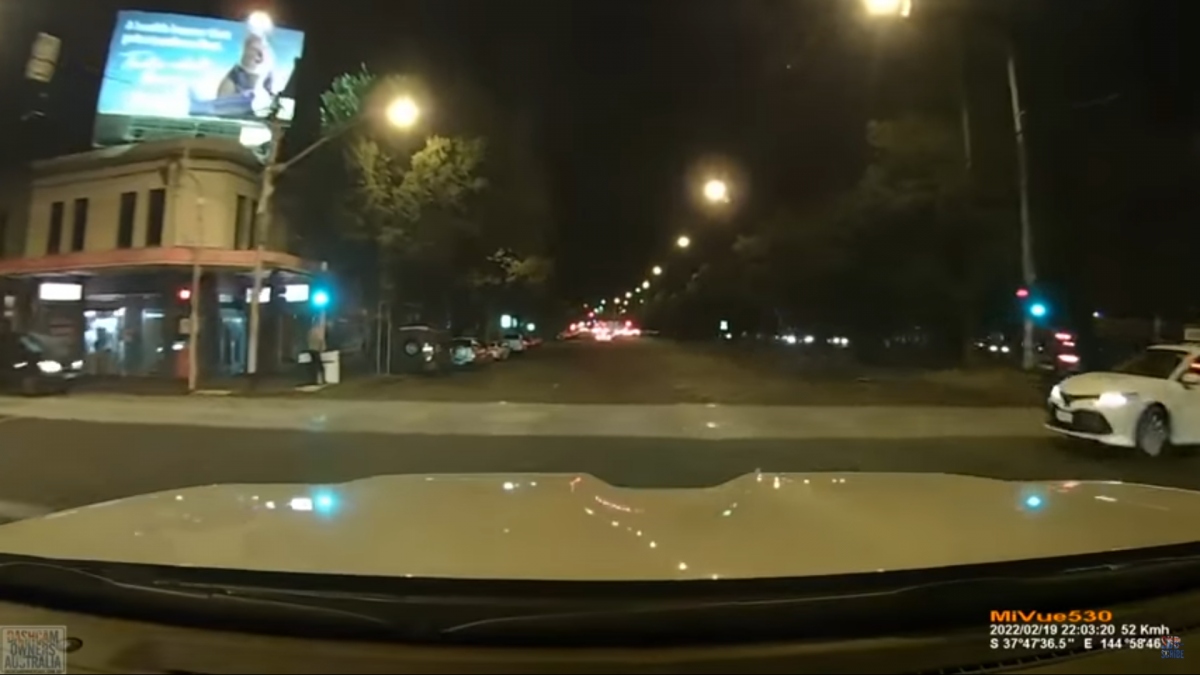 Video va chạm nguy hiểm do vượt đèn đỏ tại Úc
