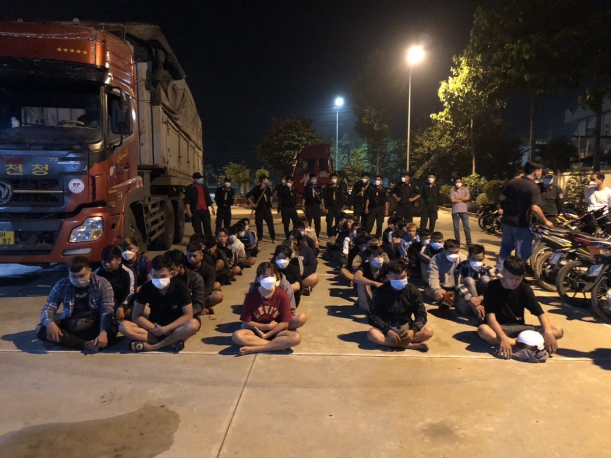 CSGT và CSCĐ vây bắt 43 'quái xế' đua xe trái phép giữa đêm khuya