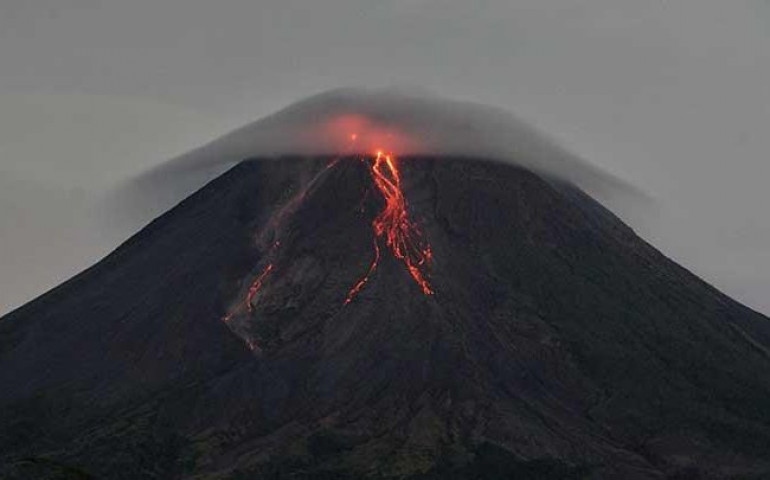 Núi lửa Merapi ở Indonesia phun trào mây nóng xa 5 km khiến người dân phải sơ tán