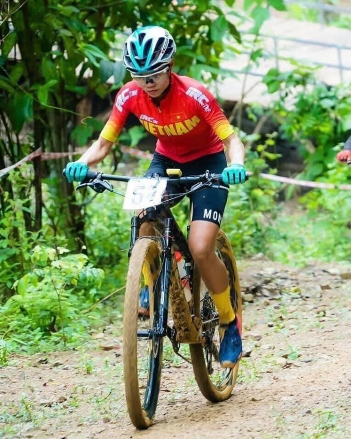 VĐV xe đạp Đinh Thị Như Quỳnh bảo vệ thành công HCV SEA Games