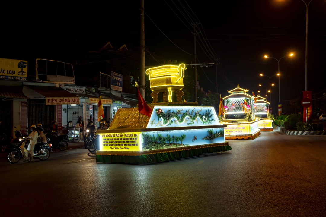 Lung linh xe hoa rước Phật trên đường phố Huế