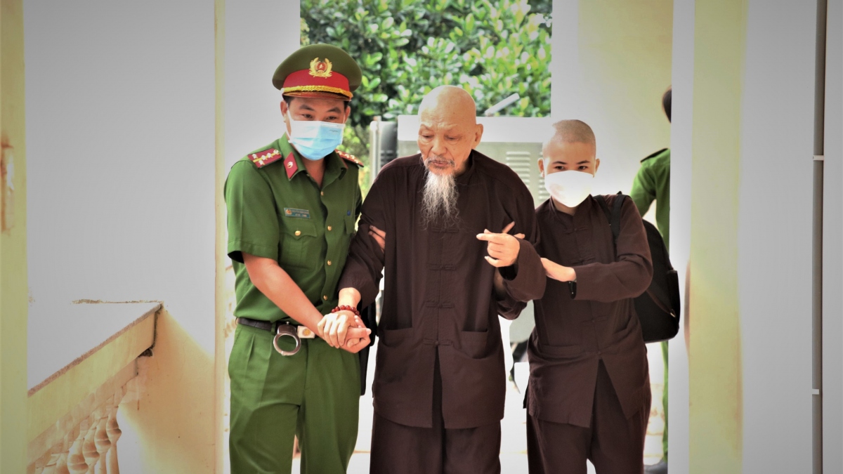 Bị cáo Lê Tùng Vân được dìu vào tòa vụ "Tịnh thất bồng lai"