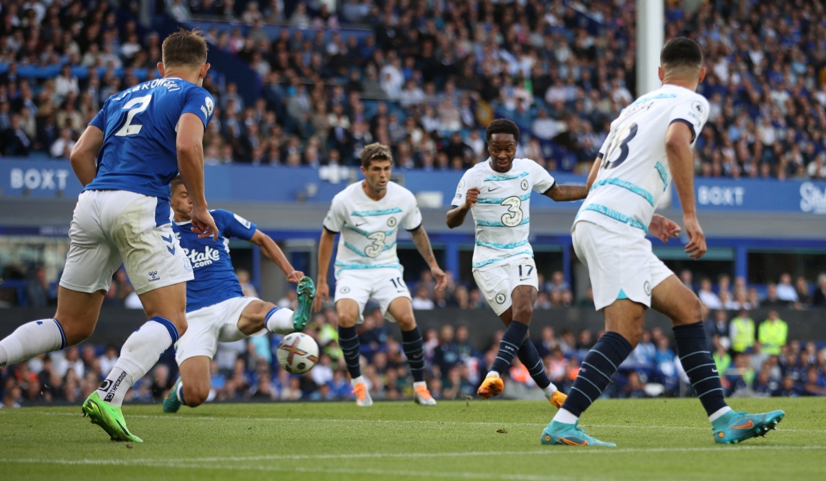 Bom tấn Raheem Sterling phung phí cơ hội, Chelsea nhọc nhằn vượt ải Everton