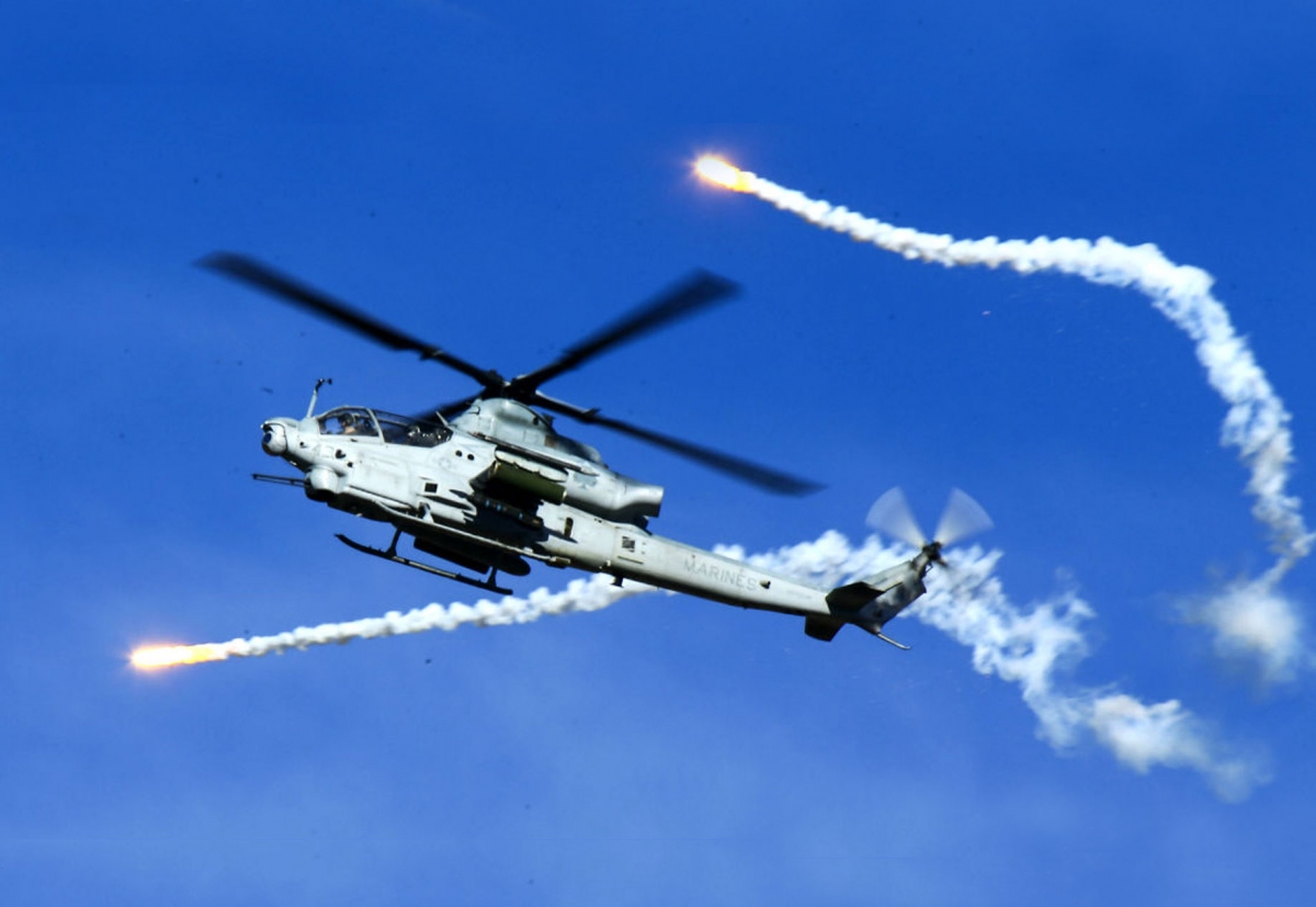 “Siêu rắn độc” AH-1Z Viper trút “mưa” đạn, phóng tên lửa vào mục tiêu