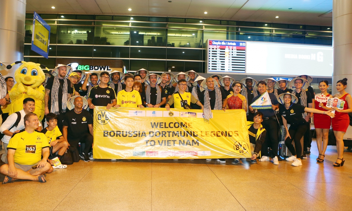 Đội huyền thoại Dortmund được chào đón nồng nhiệt khi đến Việt Nam