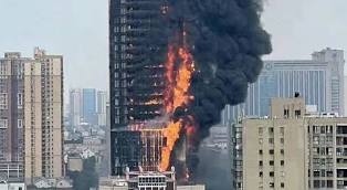 Cận cảnh đám cháy dữ dội “nuốt chửng” tòa nhà chọc trời ở Trung Quốc