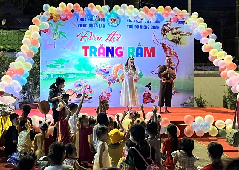Chùa Phật tích Vientiane tổ chức Trung thu cho con em người Việt tại Lào