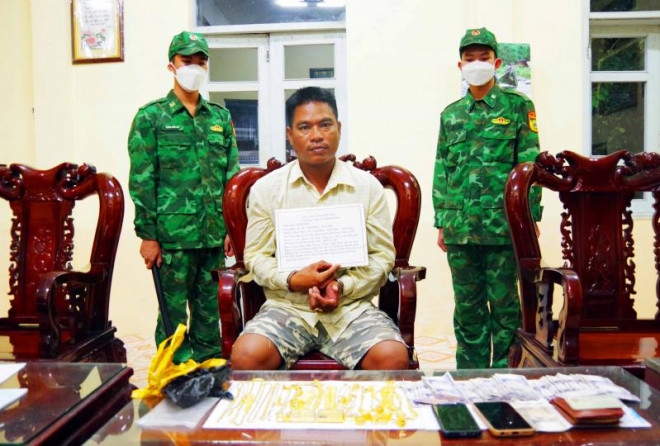Cambodian man detained for smuggling gold into Vietnam