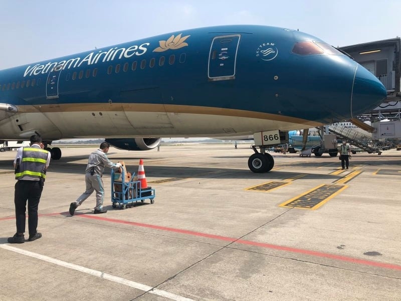 Máy bay Vietnam Airlines sét đánh thủng lỗ trên vỏ ở sân bay Tân Sơn Nhất