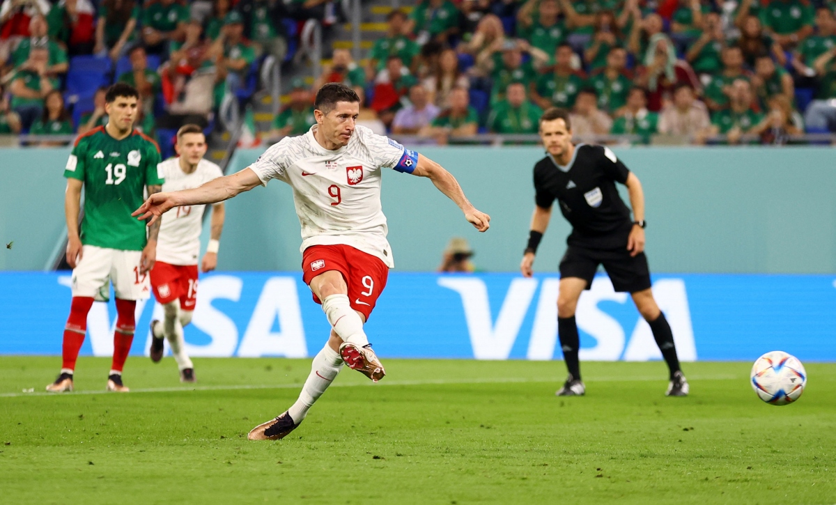 Lewandowski đá hỏng phạt đền, Ba Lan đánh rơi chiến thắng trước Mexico