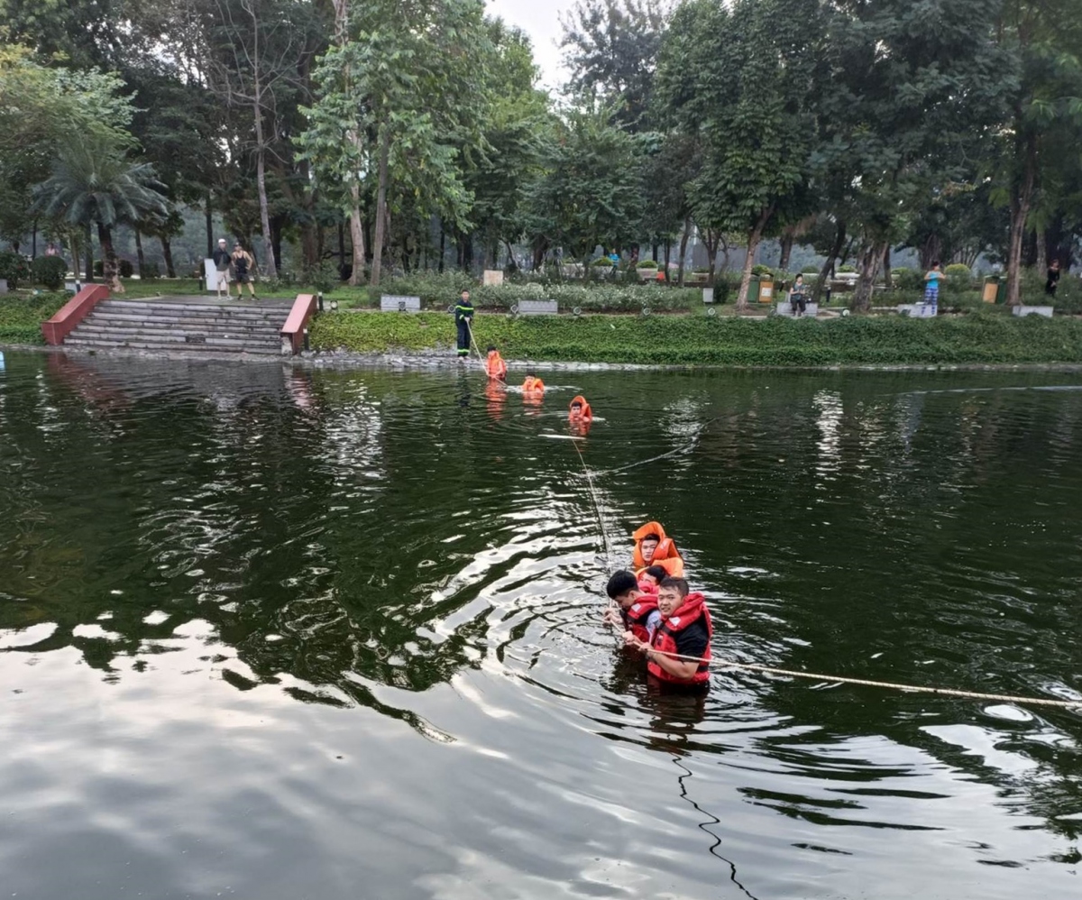 Tìm thấy thi thể bé trai 5-6 tuổi dưới hồ ở Công viên Thống Nhất