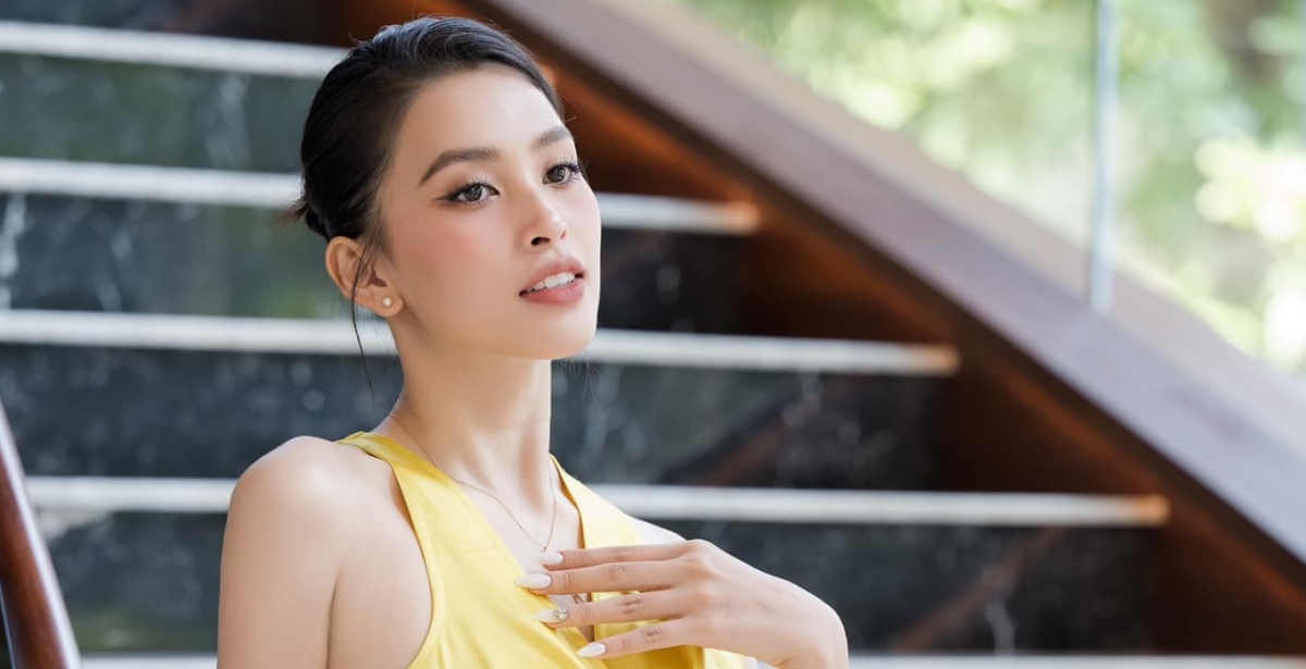 Hoa hậu Tiểu Vy khoe nhan sắc yêu kiều với sắc vàng quyến rũ