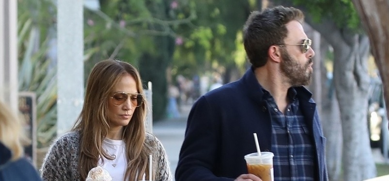 Jennifer Lopez tự tin để mặt mộc đi chơi cùng chồng trẻ
