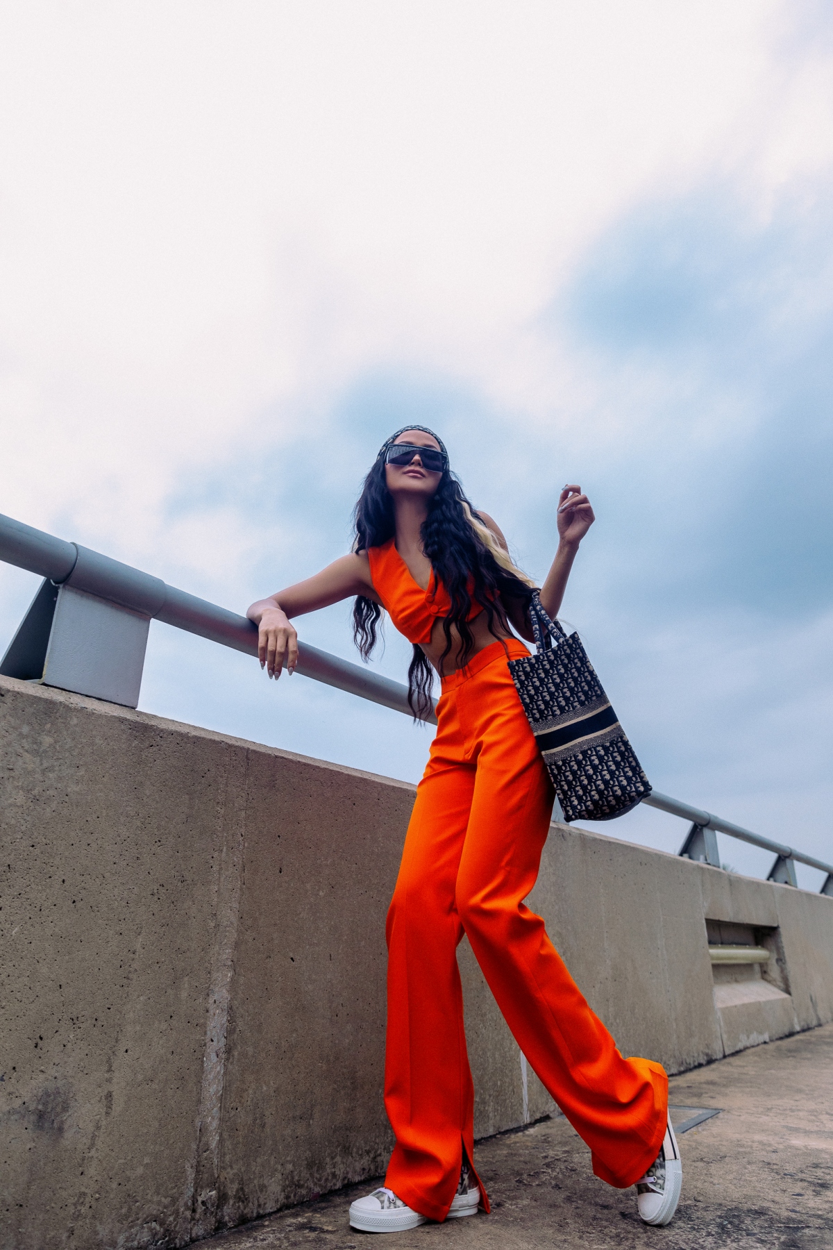 H'Hen Niê khoe phong cách thời trang sân bay "cực chất" với sắc cam nóng bỏng