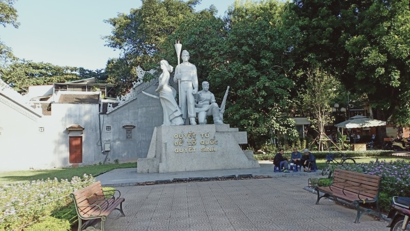 Tượng đài ở Hà Nội
