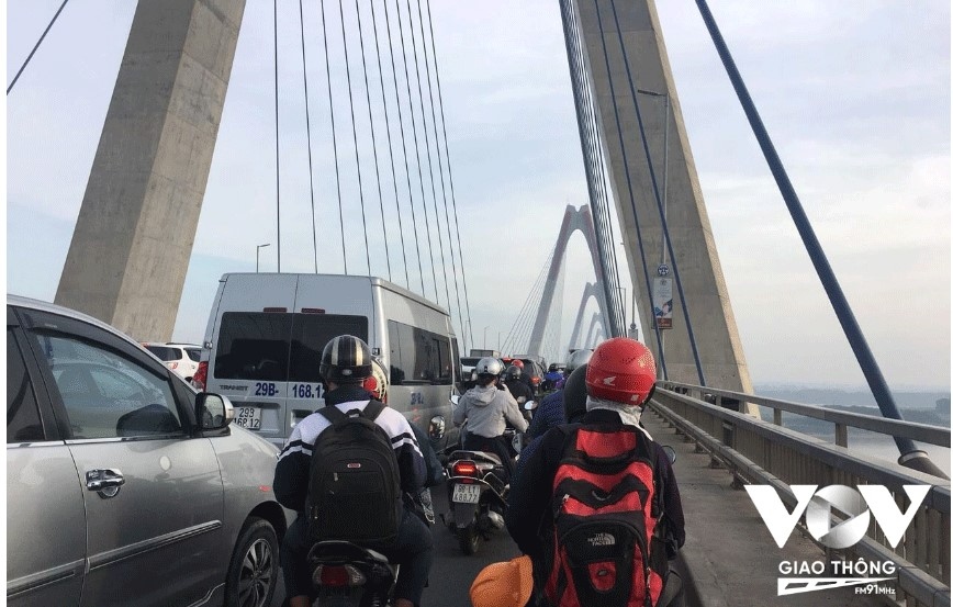 Hà Nội: Kiểm định cầu Nhật Tân, các phương tiện di chuyển thế nào?
