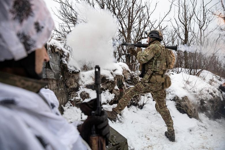 Lực lượng Ukraine cố thủ ở chiến tuyến miền Đông, đối phó các đợt tấn công của Nga