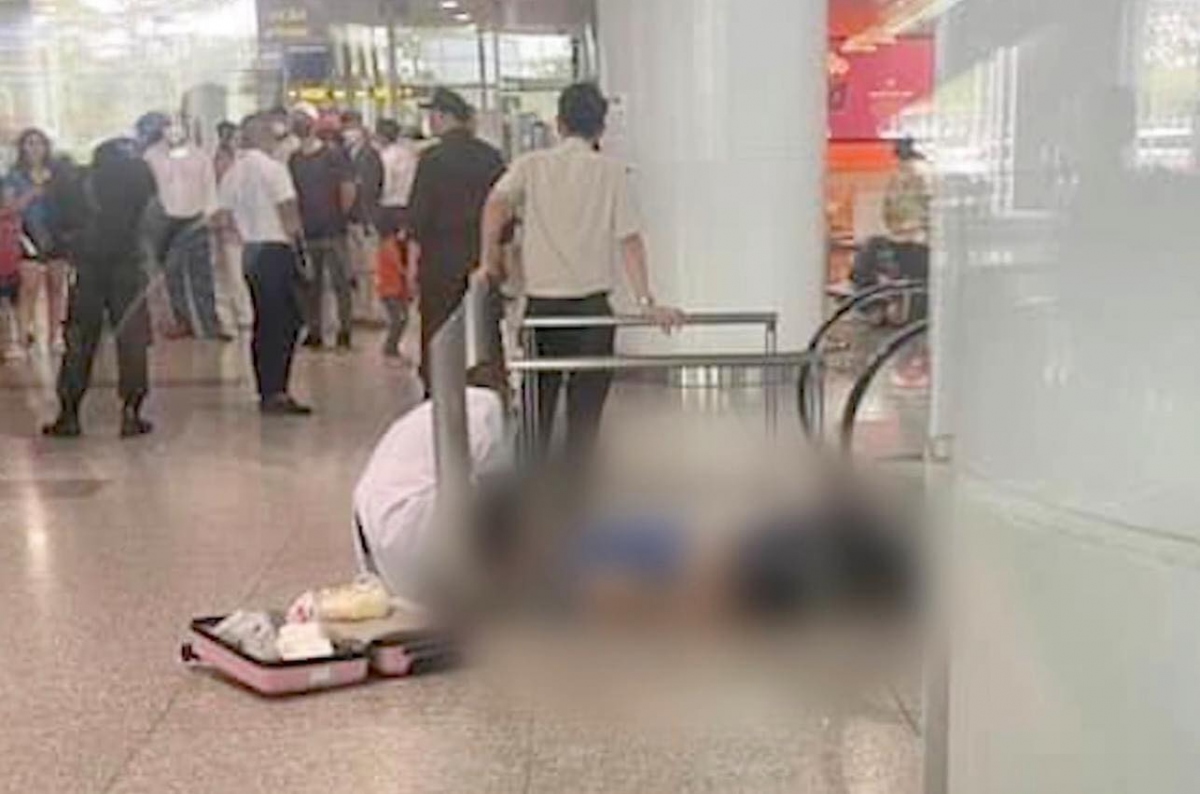 Nam hành khách ngoại quốc rơi từ tầng 3 xuống đất tại nhà ga T2 sân bay Nội Bài