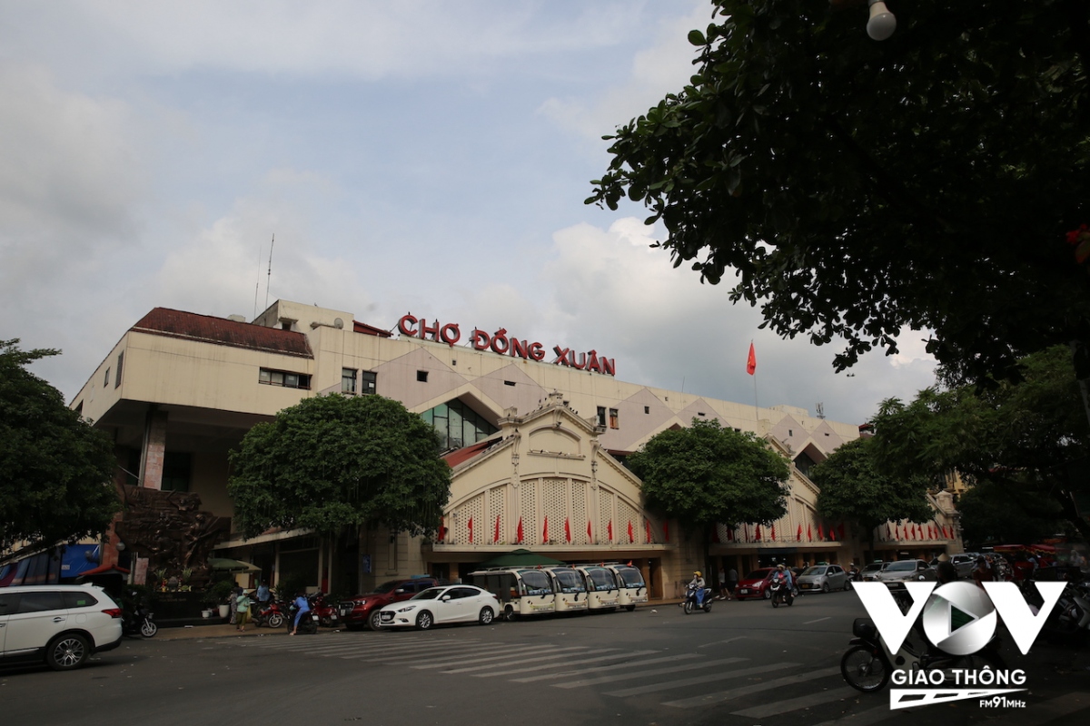 Cận cảnh cuộc sống thường nhật ở chợ lâu đời và lớn nhất ở Hà Nội
