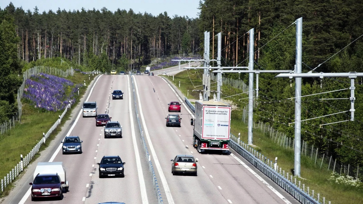 Đường cao tốc tự sạc pin cho ô tô điện đang chạy sắp thành hiện thực