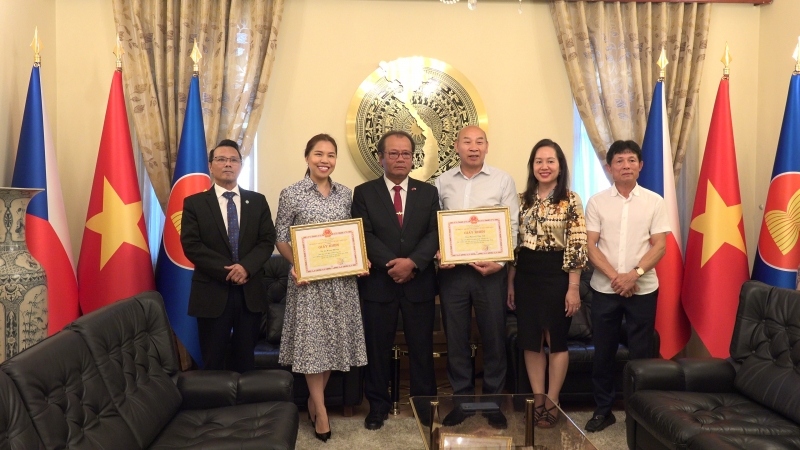Khen thưởng các cá nhân tiêu biểu trong cộng đồng người Việt tại Séc