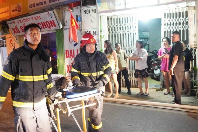 Cháy dữ dội ở chung cư Hà Nội, nhiều người la hét kêu cứu trong đêm