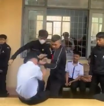 Triệu tập nhóm học sinh đánh bạn trong clip đăng tải lên Facebook