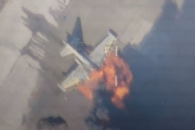 Khoảnh khắc chiến đấu cơ Su-25 bốc cháy dữ dội khi trúng đòn tập kích của UAV