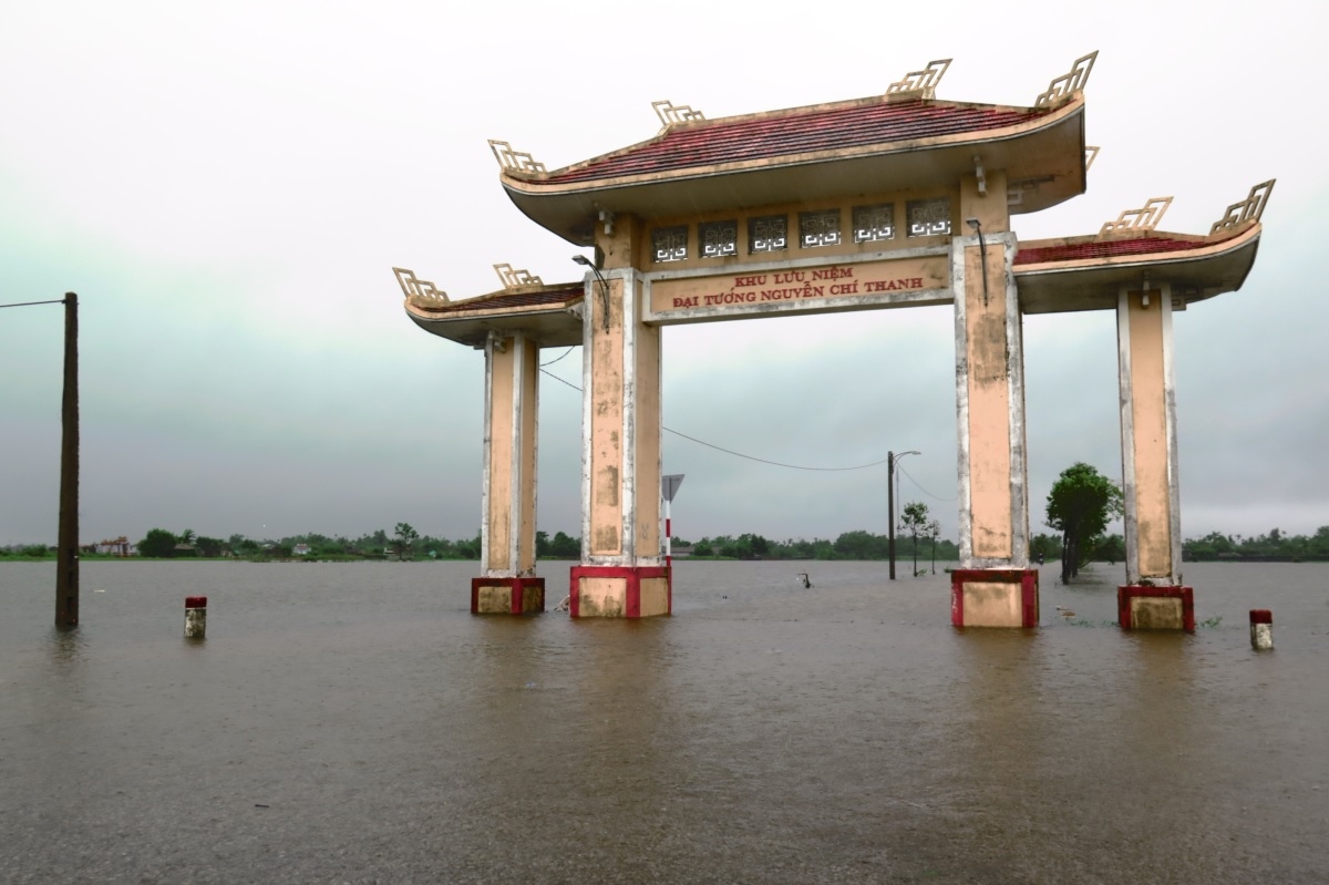 Thừa Thiên Huế mưa lớn diễn biến phức tạp, người dân vùng "rốn lũ" chủ động ứng phó