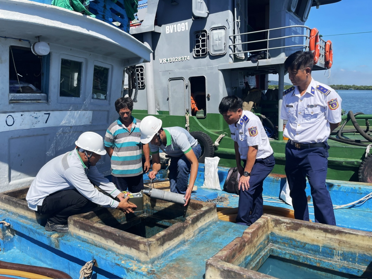Cảnh sát biển liên tục bắt giữ tàu chở dầu không có giấy tờ hợp pháp