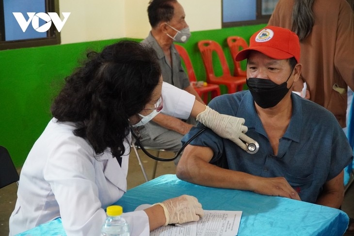 Bác sĩ Việt Nam khám bệnh và phát thuốc cho người dân tại Lào