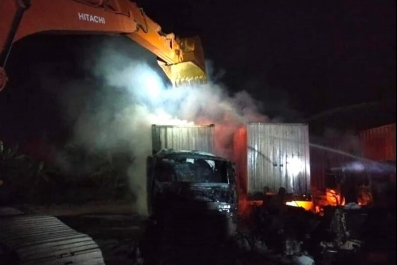 Hỏa hoạn thiêu rụi 4 xe container ở Hải Phòng