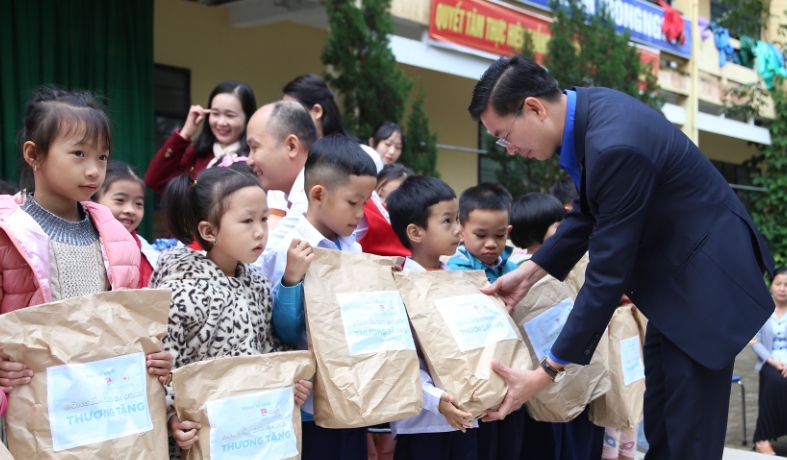 Mang đông ấm đến với trẻ em miền núi Đà Nẵng