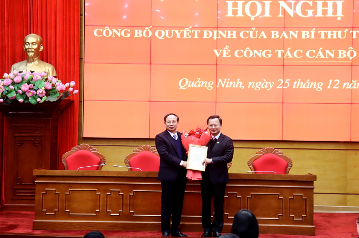 Trao quyết định chuẩn y Phó Bí thư Tỉnh uỷ, Chủ tịch UBND tỉnh Quảng Ninh
