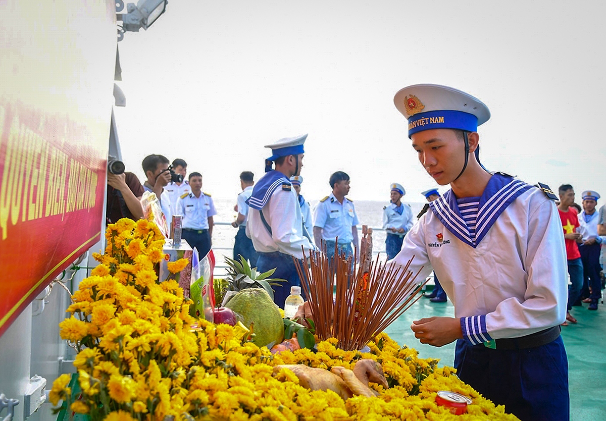 Xúc động lễ tưởng niệm 64 anh hùng liệt sĩ hy sinh khi bảo vệ đảo Gạc Ma