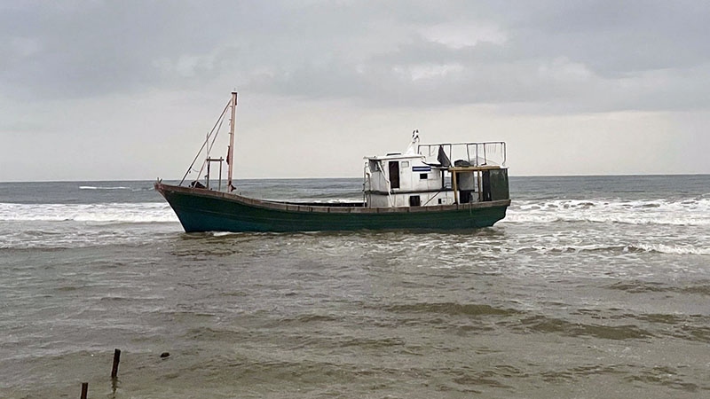Tàu không rõ nguồn gốc, không người lái trôi dạt vào bờ biển Quảng Trị