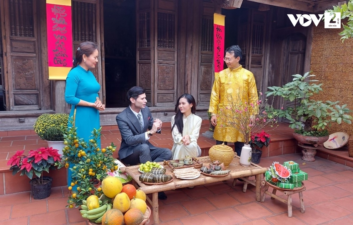 Trải nghiệm Tết làng Việt tại làng cổ Đường Lâm