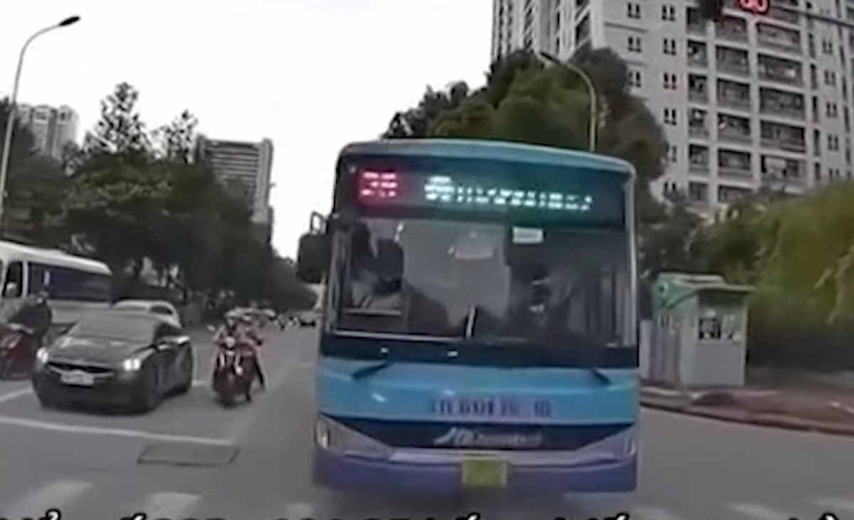 Xử phạt tài xế xe buýt đi sai làn, chặn đầu ô tô ở Hà Nội