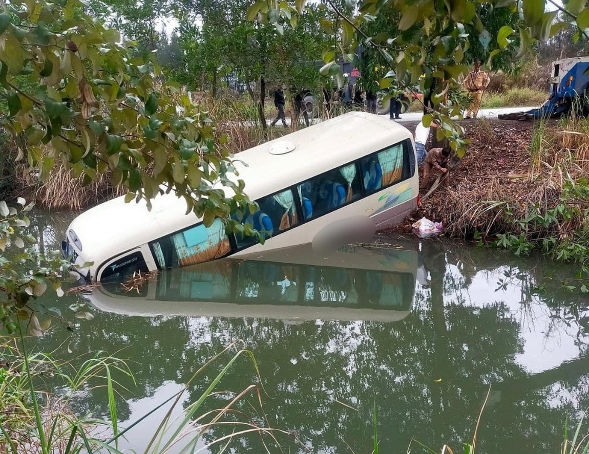 Bị tông liên hoàn, xe khách chở 22 người lao xuống ao nước