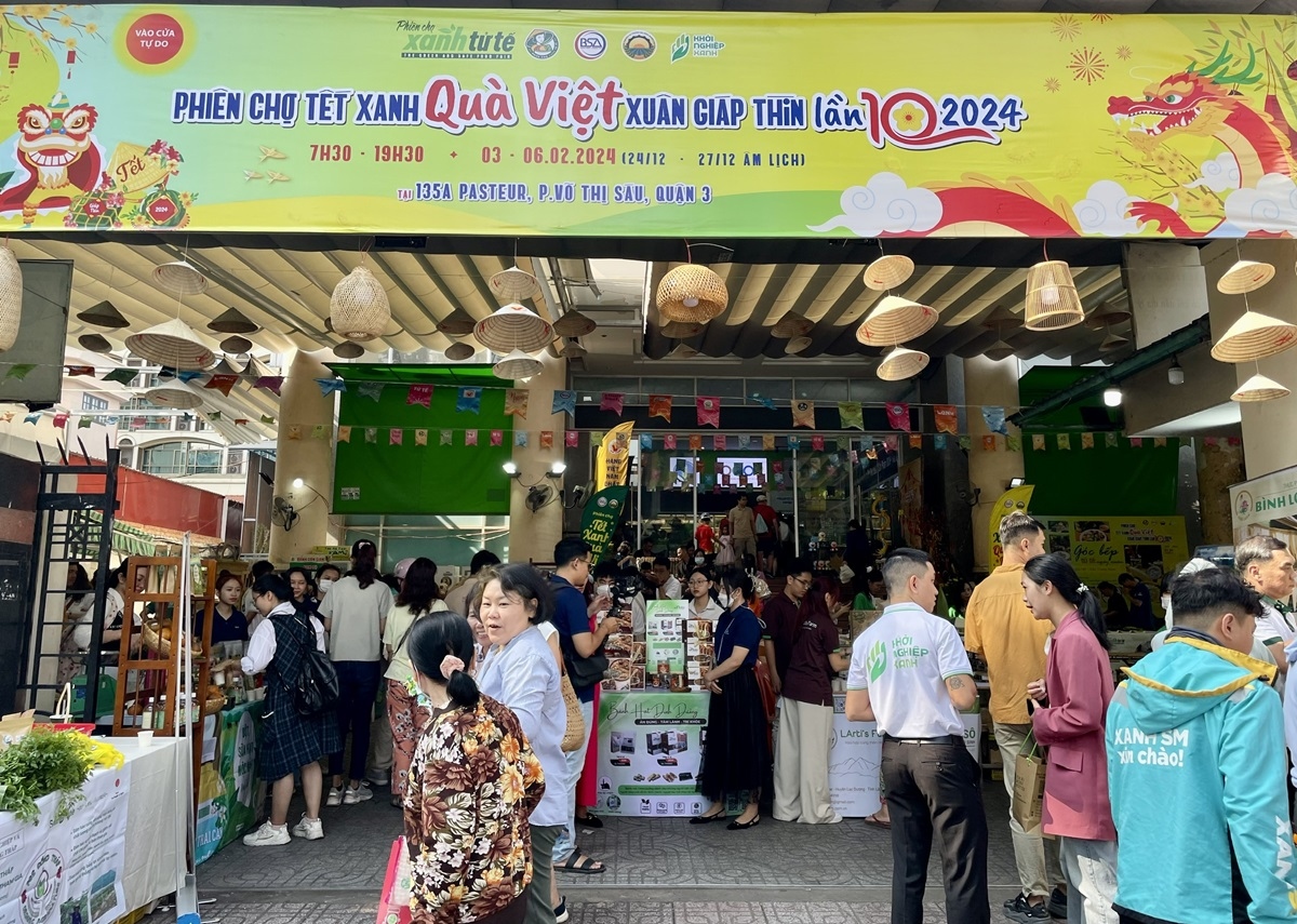 Phiên chợ “Tết Xanh - Quà Việt” đem 1.000 đặc sản đến với người dân TP HCM