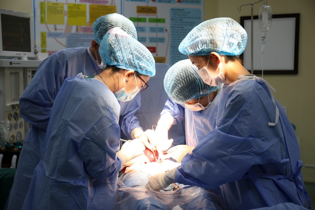 Phẫu thuật thành công cắt bỏ khối u đa nhân xơ tử cung nặng 900 gram