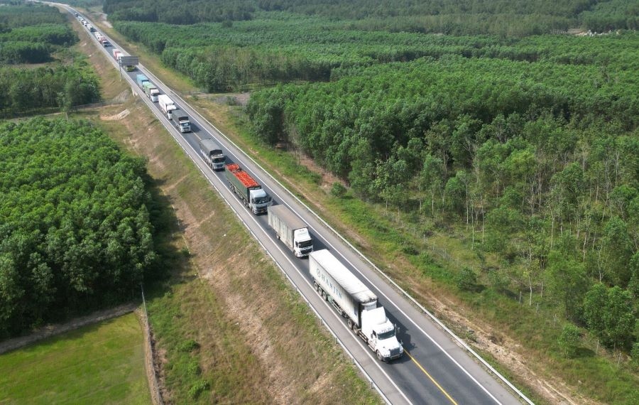 Có thể cấm xe khách và xe tải đi vào cao tốc Cam Lộ-La Sơn