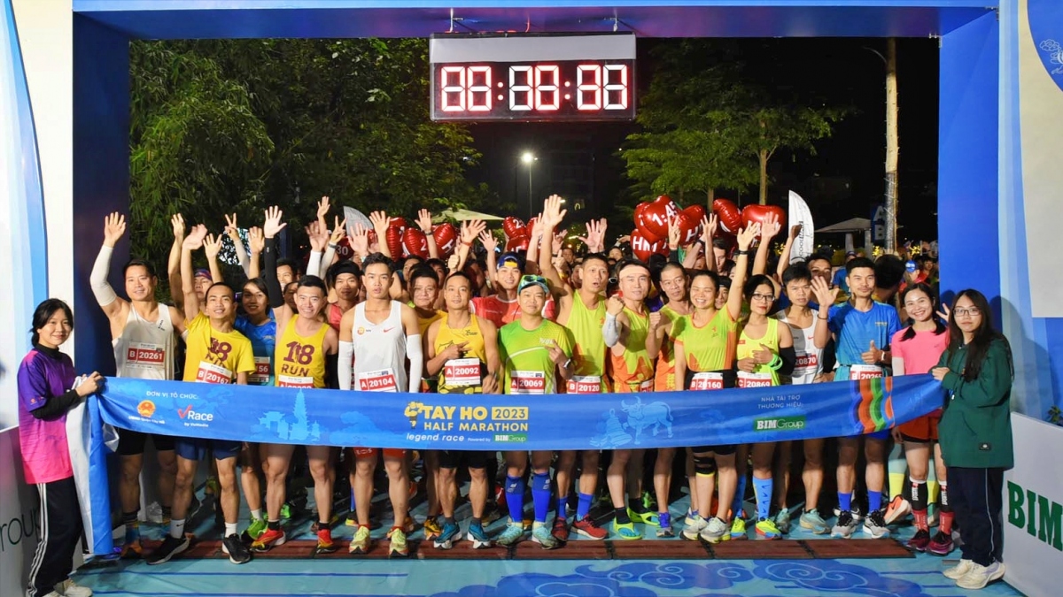 10.000 vận động viên tranh tài ở Tay Ho Half Marathon 2024