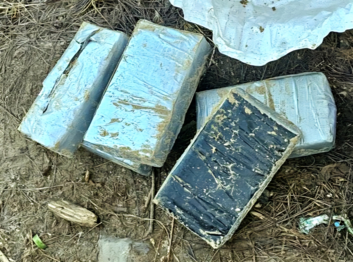 Lại phát hiện bao tải nghi chứa ma túy trôi dạt vào bờ biển Vũng Tàu