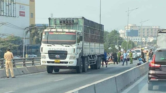 Xe tải va chạm với xe máy ở Đồng Nai, 2 người tử vong tại chỗ