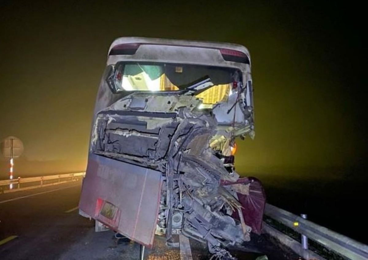 Xe khách đâm vào xe tải dừng đỗ trên cao tốc Cam Lộ - La Sơn làm 2 người tử vong