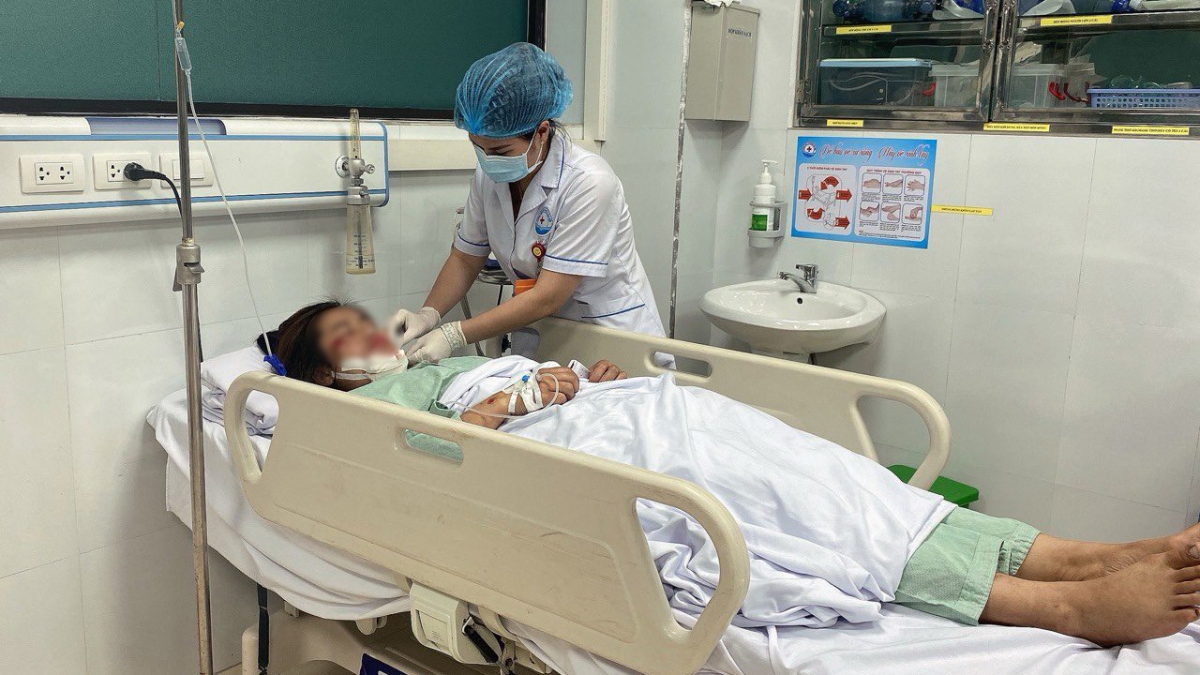 Xuyên đêm đưa bệnh nhân từ đảo Quan Lạn (Quảng Ninh) về đất liền cấp cứu
