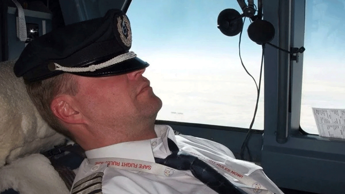 Phi công có được phép ngủ trong chuyến bay không?