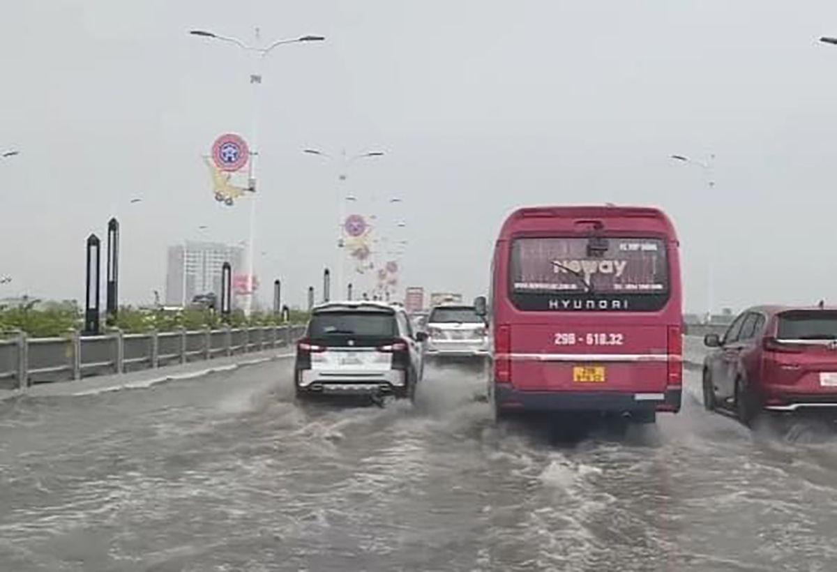 Mưa lớn, ô tô lại bì bõm lội nước trên cầu nghìn tỷ Vĩnh Tuy 2
