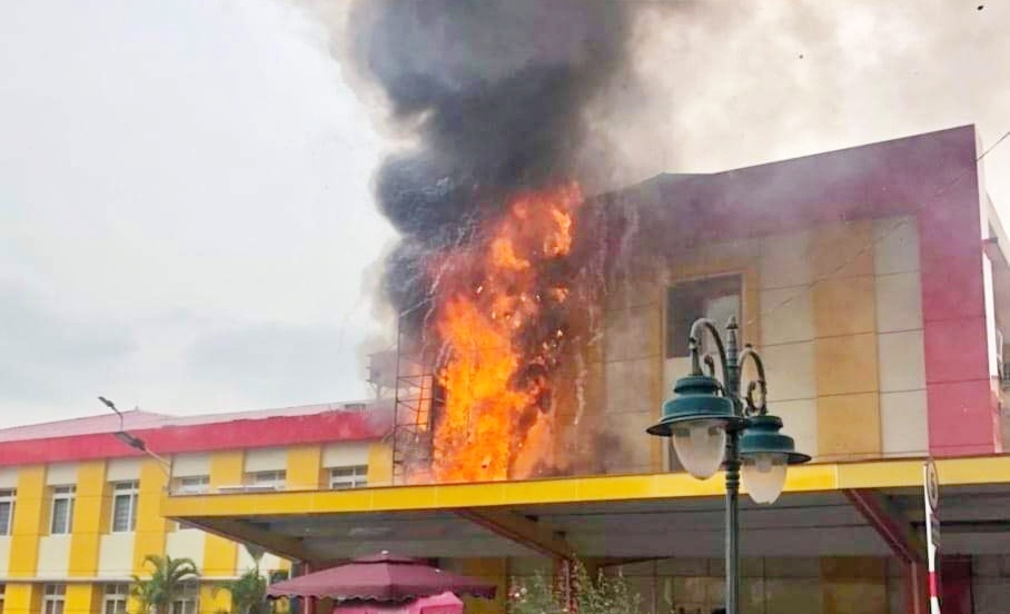 Bệnh viện Trẻ em Hải Phòng bất ngờ bốc cháy dữ dội